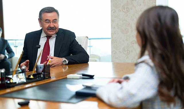 Gölbaşı Belediye Başkanı Odabaşı, 23 Nisan'da koltuğunu ilkokul öğrencisi Öykü'ye devretti