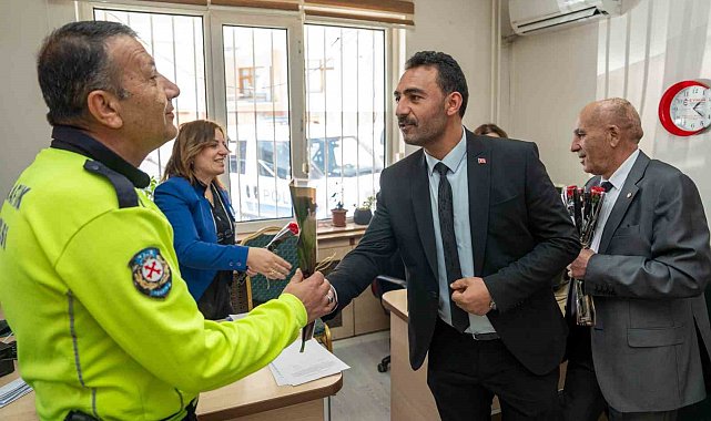 Gölbaşı Belediyesi polislere çiçek dağıttı