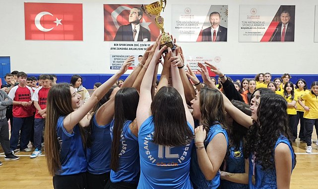 Gölcük'te okullar arası turnuvada dereceye girenler ödüllendirildi