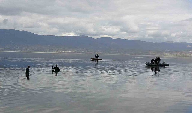 Gölde 14 dalgıç polis sahada ise yaklaşık 50 polis kayıp yaşlı adamı bulmak için seferber oldu