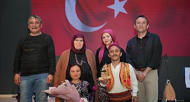 Gömeç'te engelli oyuncular minik kalplere tiyatro ile dokundu