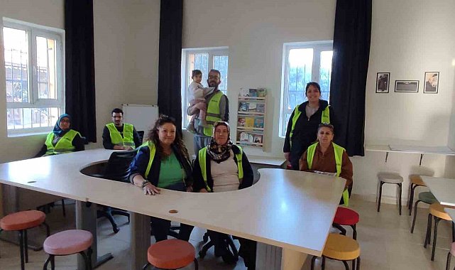 Gönüllü ekip köy okuluna kütüphane kazandırdı