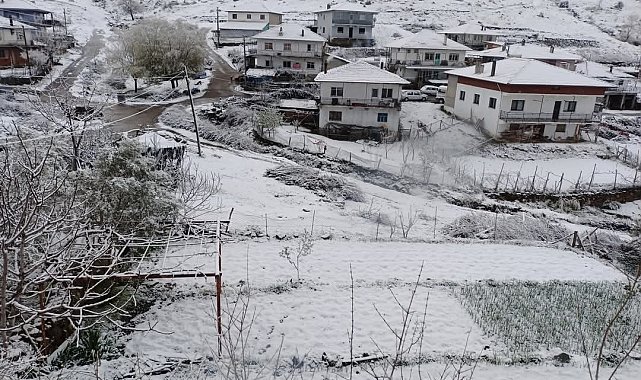 Gördes ve Selendi'ye nisanda kar sürprizi