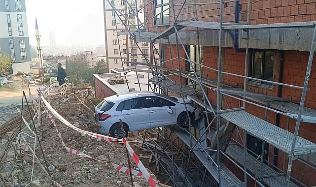 Görenler şaştı kaldı: Otomobilde mahsur kalan 4 kişi kurtarıldı