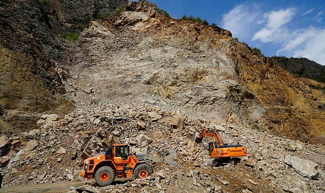 Gümüşhane-Giresun karayolundaki heyelanın ardından temizleme çalışmaları sürüyor