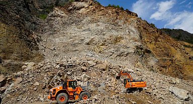 Gümüşhane-Giresun karayolundaki heyelanın ardından temizleme çalışmaları sürüyor