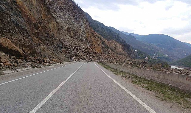 Gümüşhane-Tirebolu yolunda heyelan