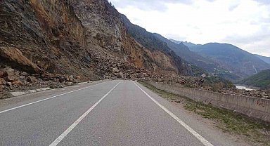 Gümüşhane-Tirebolu yolunda heyelan