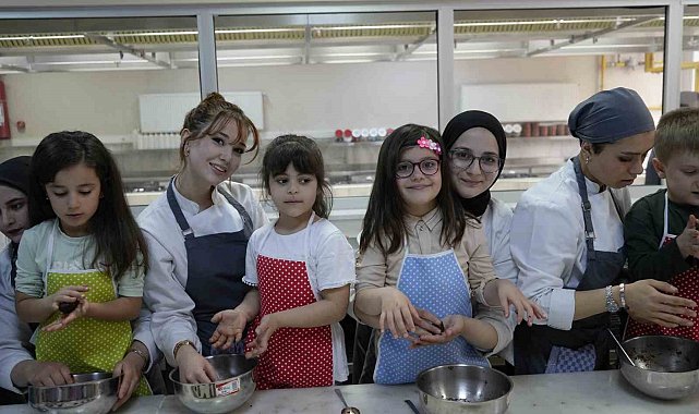 Gümüşhane'de anaokulu öğrencileri 23 Nisan'da aşçı oldu