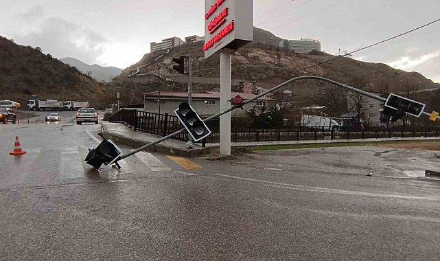 Gümüşhane'de fırtına trafik ışıklarını devirdi