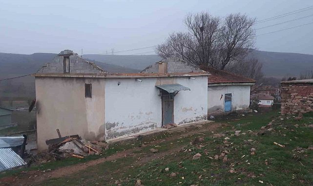 Gümüşhane'de kuvvetli fırtına nedeniyle 20 evin çatısı uçtu