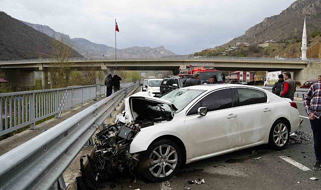 Gümüşhane'de otomobil tıra çarptı: 2 kişi yaralandı