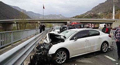 Gümüşhane'de otomobil tıra çarptı: 2 kişi yaralandı