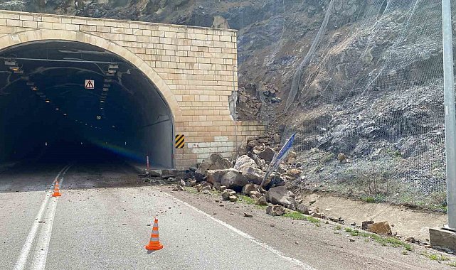 Gümüşhane'de tünel çıkışında heyelan
