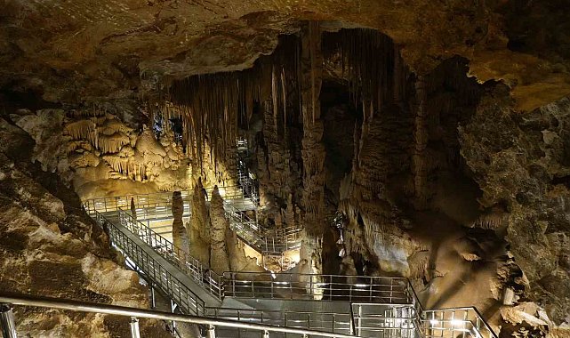 Gümüşhane'nin yer altı sarayı Karaca Mağarası ziyaretçilerini bekliyor