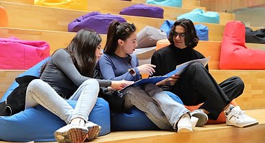 Güneşli havayı fırsat bulan öğrenciler kampüste günün tadını çıkardılar