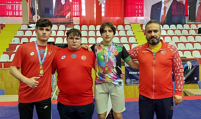 Güreşiler madalya ile döndü