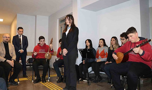 Güzel Sanatlar Lisesi öğrencileri, polisler için söyledi