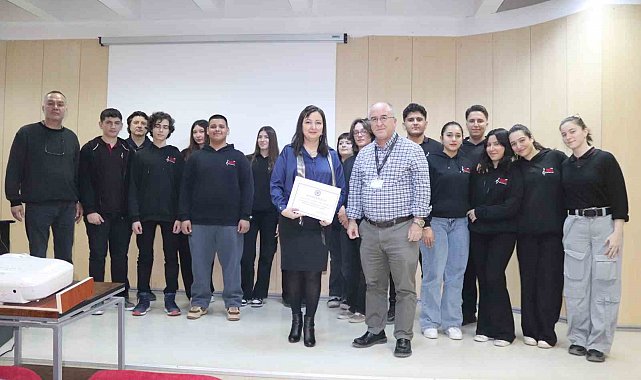 Güzel Sanatlar Lisesi öğrencilerinden minik hastalara moral konseri