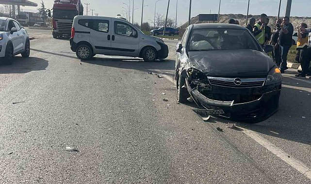 Hafif ticari araç ile otomobil çarpıştı: 5 yaralı