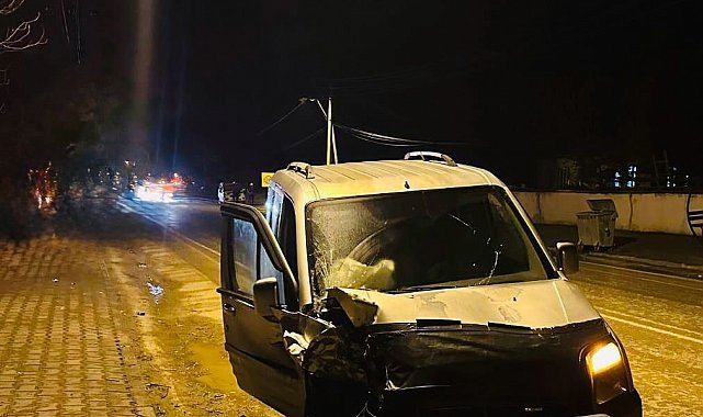 Hafif ticari araç traktörle çarpıştı, 2 kişi yaralandı