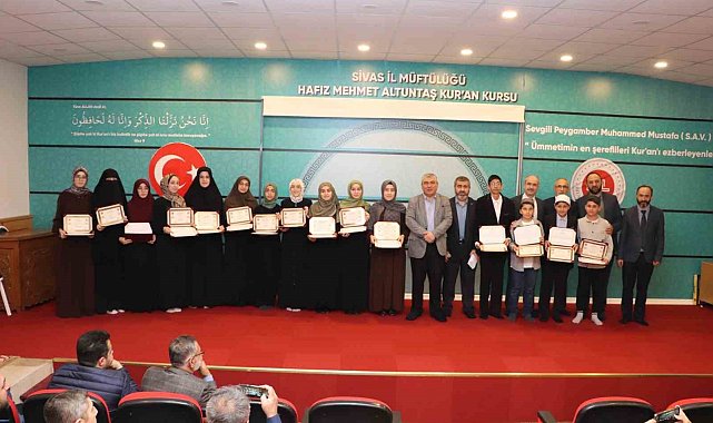Hafızlık sınavını geçen öğrencilere belge verildi