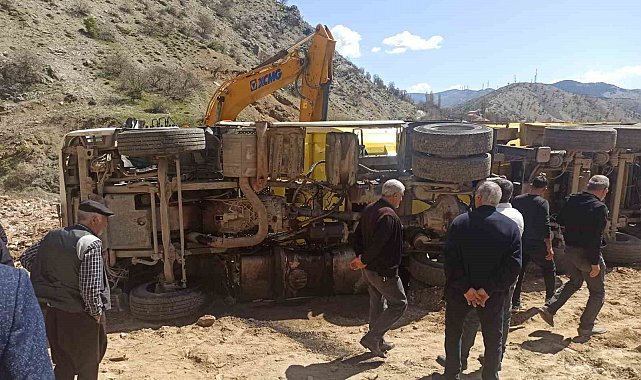 Hafriyat kamyonu devrildi