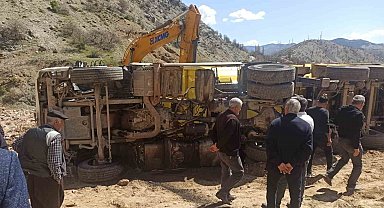 Hafriyat kamyonu devrildi