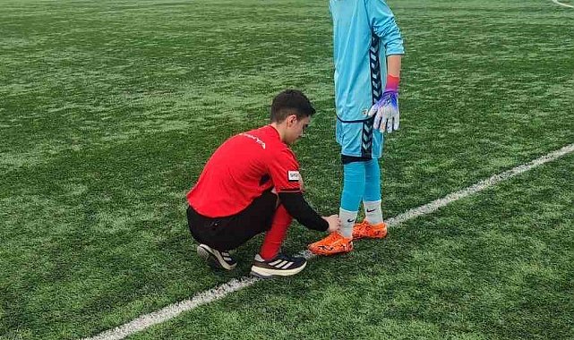 Hakem futbolcunun kramponlarını bağladı