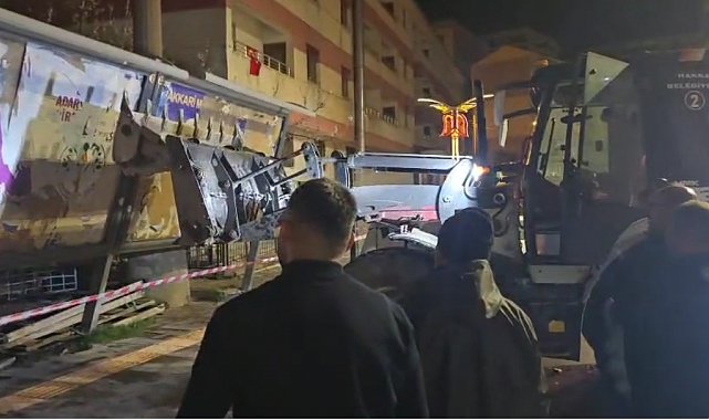 Hakkari'de fırtına ağaçları devirdi, çatıları uçurdu, araçlar zarar gördü