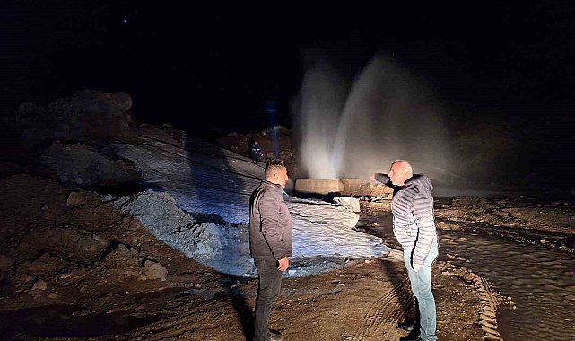 Hakkari'de içme suyu hattında arıza: 6 metreye kadar fışkıran su ekipleri zor durumda bıraktı