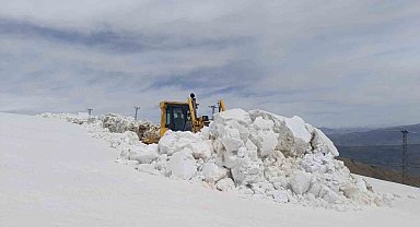 Hakkari'de karla mücadele çalışması sürüyor