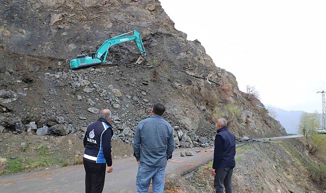 Hakkari'de kaya düşmelerine karşı ekipler çalışıyor
