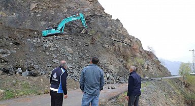 Hakkari'de kaya düşmelerine karşı ekipler çalışıyor