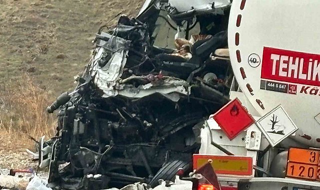 Hakkari'de otobüsle tanker çarpıştı: 8 yaralı