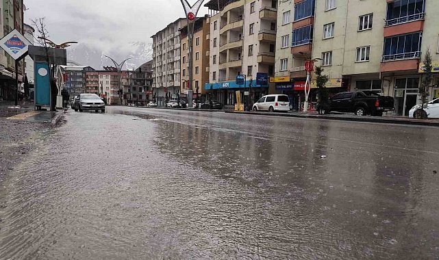 Hakkari'de sağanak yağış ve dolu etkili oldu