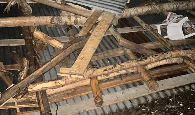 Hakkari'de şiddetli fırtına yıkıp geçti: 69 çatı zarar gördü