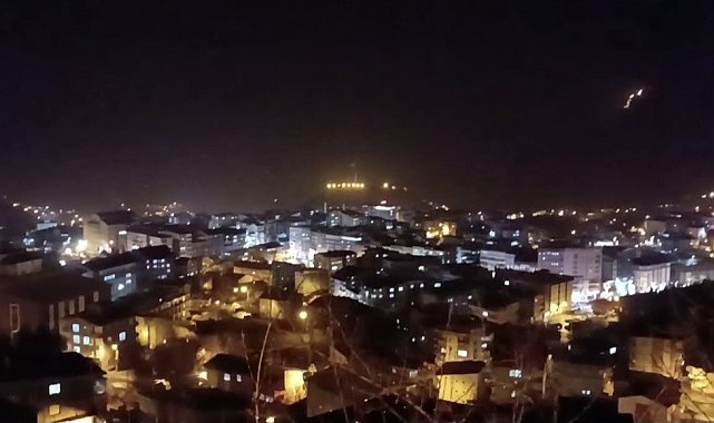 Hakkari'de şiddetli rüzgar çatıyı uçurdu: O anlar kamerada