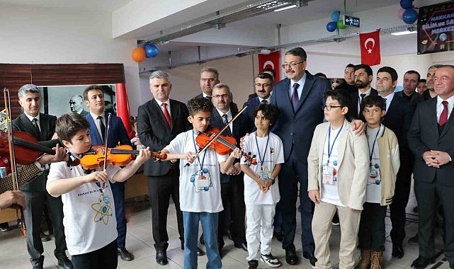 Hakkâri'de bilim ve sanat sergisi ziyarete açıldı