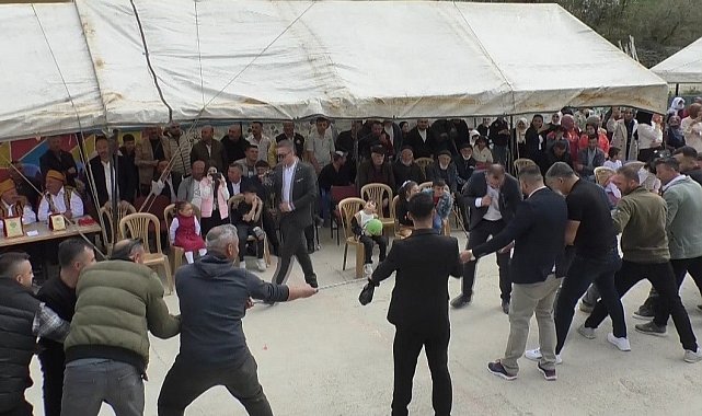 Halat çekme yarışmasında ip koptu, o anlar renkli görüntülere sahne oldu