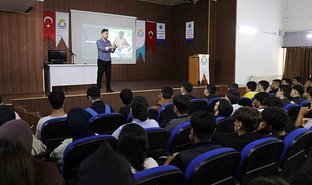 Haliliye'de sınava hazırlanan gençlere motivasyon semineri