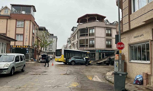 Halk otobüsü ile otomobil çarpıştı: 3 yaralı