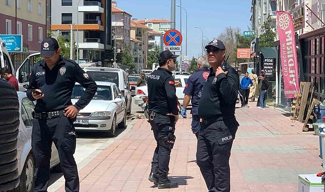 Hamile eşini bıçakla rehin aldı