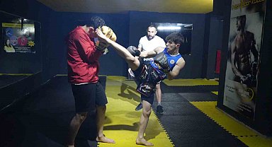 Hamza Eren Göksu, hem wushu hem de muay thaide dünya şampiyonluğu için ter döküyor