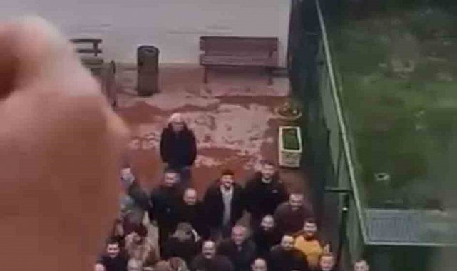 Hastanede tedavi gören arkadaşları için toplanıp pankart açtılar