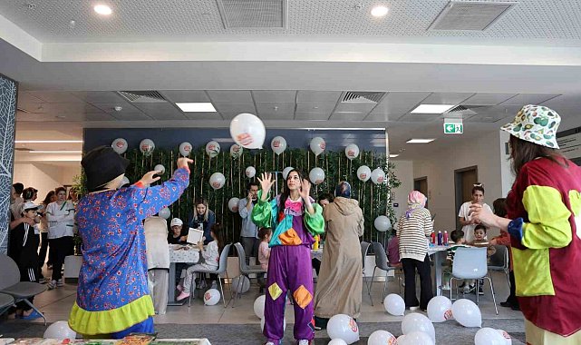 Hastanedeki çocuklara 23 Nisan sürprizi