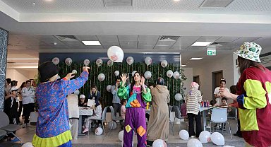 Hastanedeki çocuklara 23 Nisan sürprizi