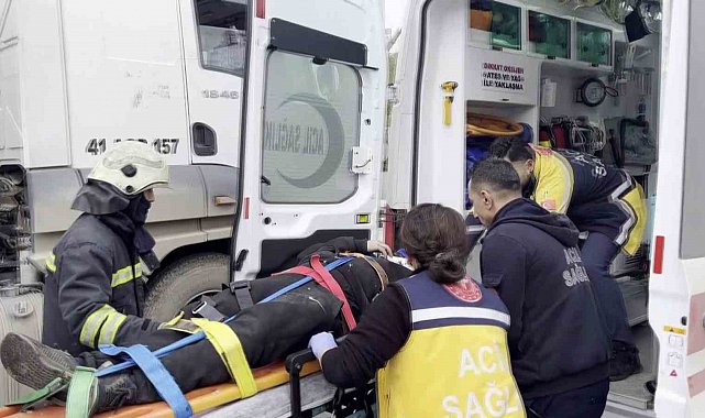 Hastayı hastaneye yetiştirmeye çalışan ambulans otomobille çarpıştı: 2 yaralı