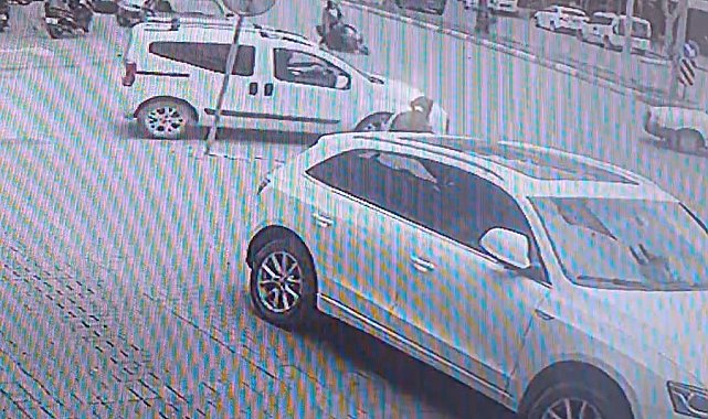 Hatalı dönüş yapan otomobil, motosikletli kadına kaza yaptırdı
