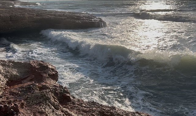 Hatay'da fırtına nedeniyle dev dalgalar oluştu